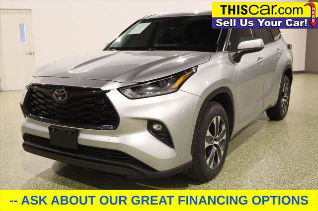 Used 2021 Toyota Highlander XLE image 3