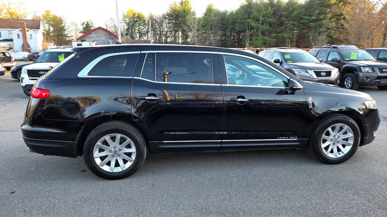 Used 2019 Lincoln MKT AWD image 16