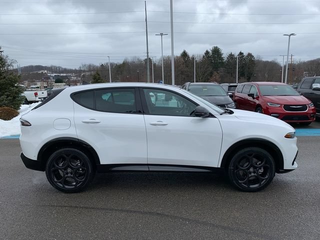 New 2026 Alfa Romeo Tonale w/ Black Premium Package AWD/4WD image 8