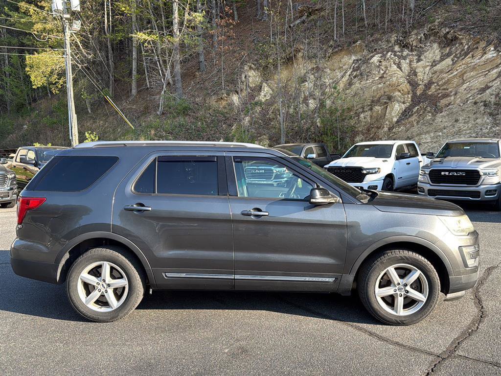 Used 2017 Ford Explorer XLT w/ Equipment Group 202A AWD/4WD image 6