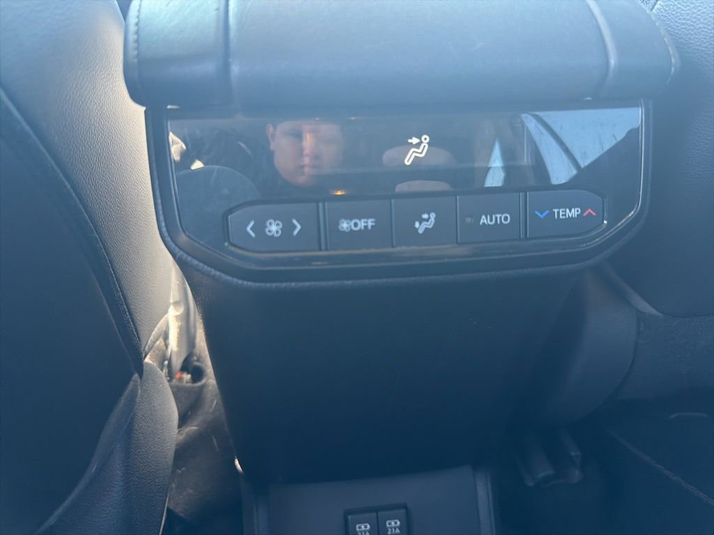 Used 2021 Toyota Highlander XLE image 25