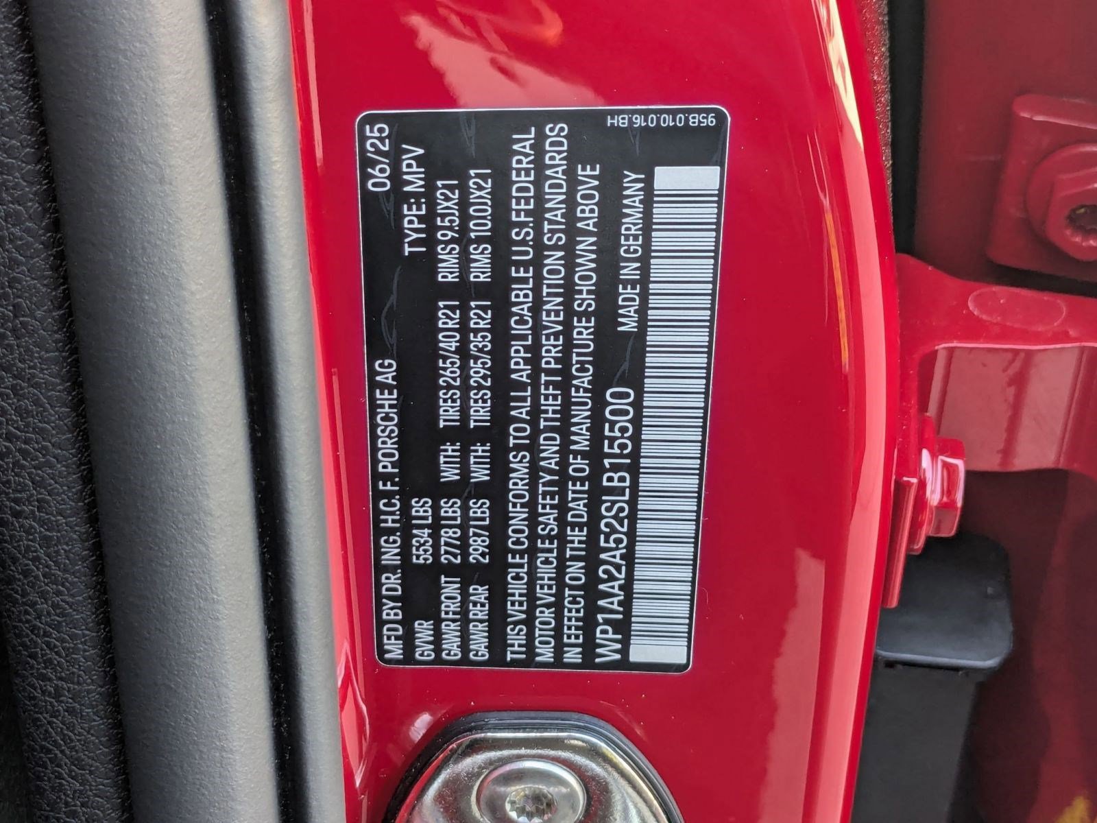 Certified 2025 Porsche Macan AWD/4WD image 30