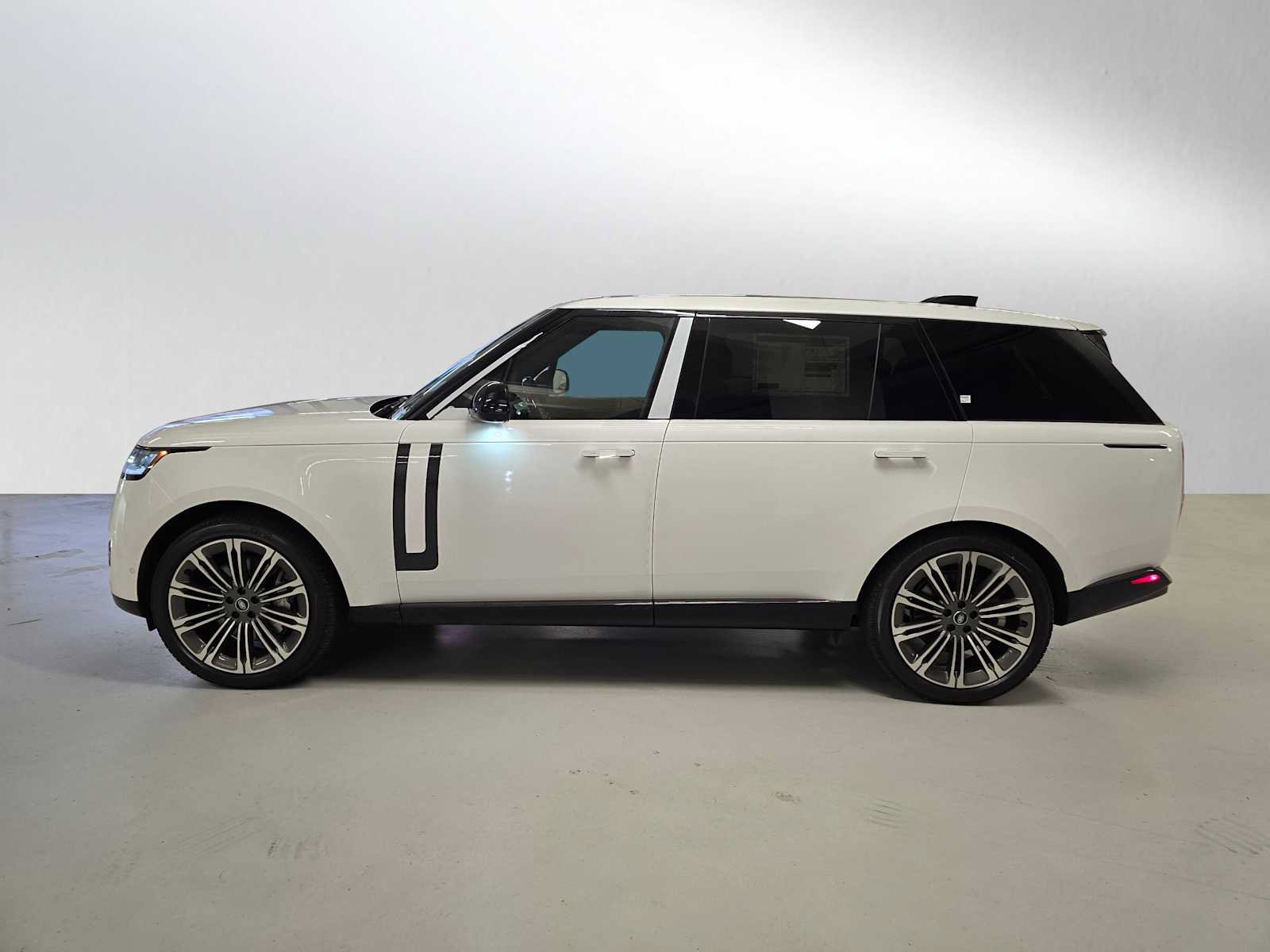New 2025 Land Rover Range Rover Long Wheelbase SE AWD/4WD image 2