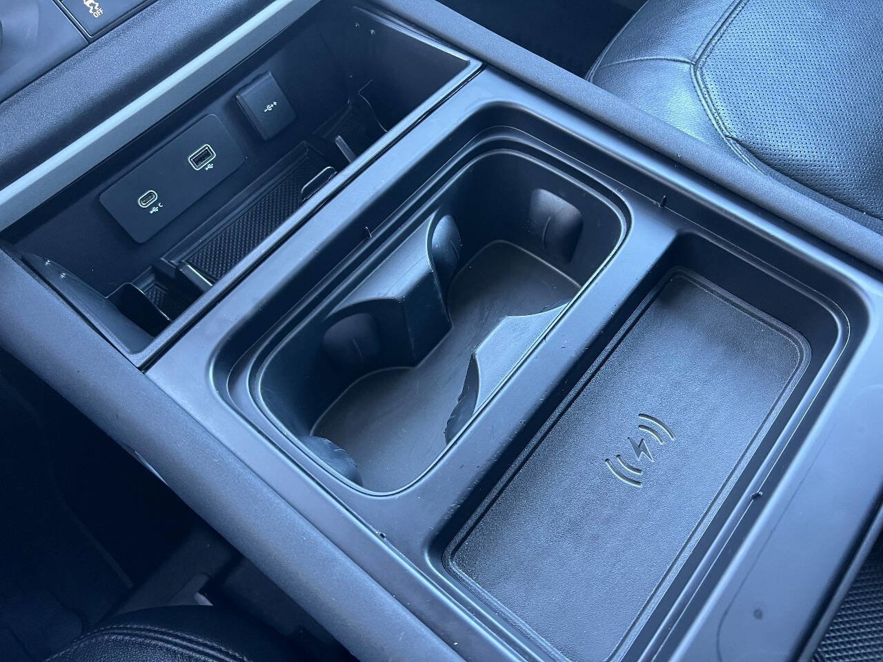 Used 2023 Land Rover Defender 110 SE image 11