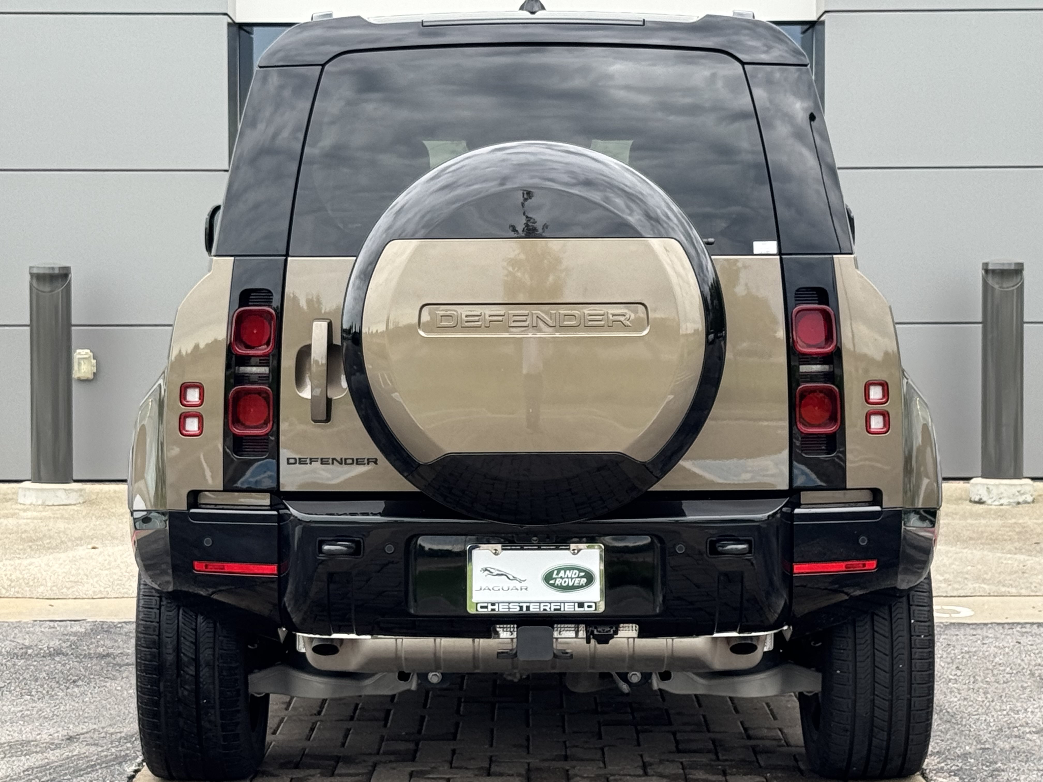 Certified 2025 Land Rover Defender 110 X-Dynamic SE AWD/4WD image 7