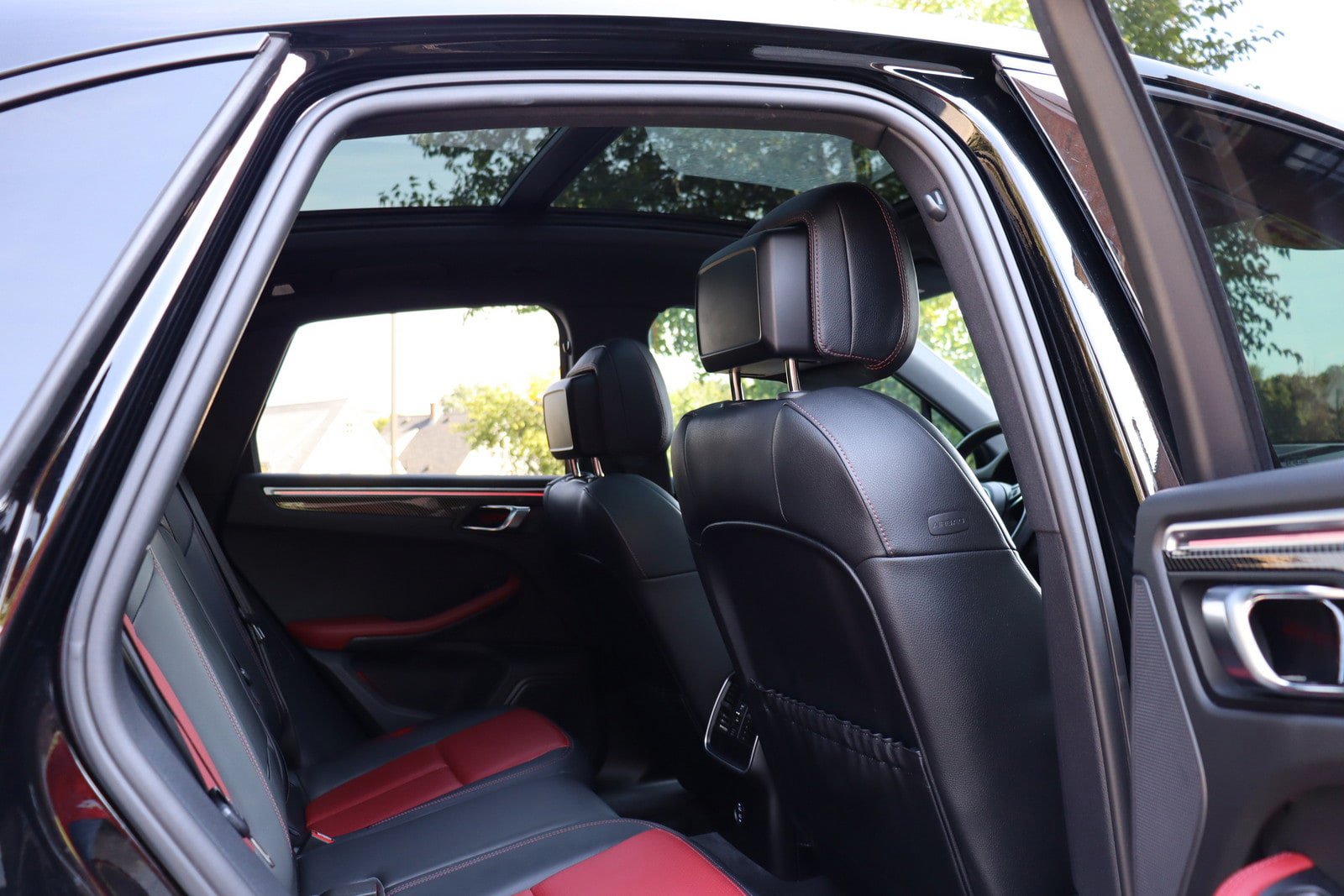 Used 2023 Porsche Macan Turbo AWD/4WD image 17
