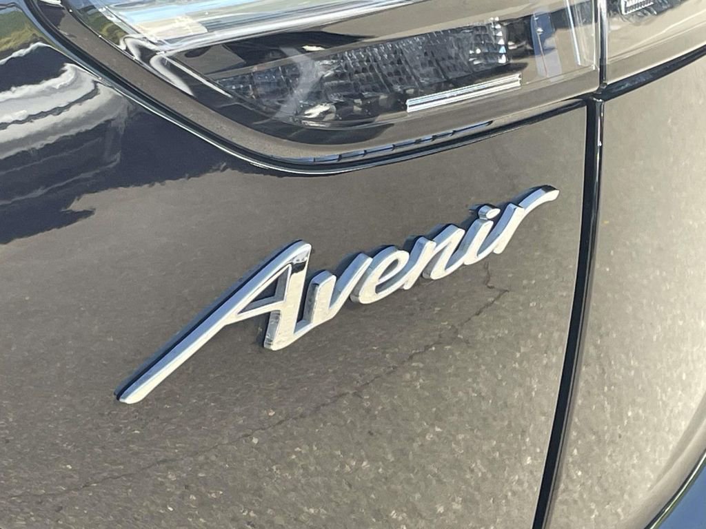 Used 2022 Buick Envision Avenir w/ Technology Package II FWD image 9
