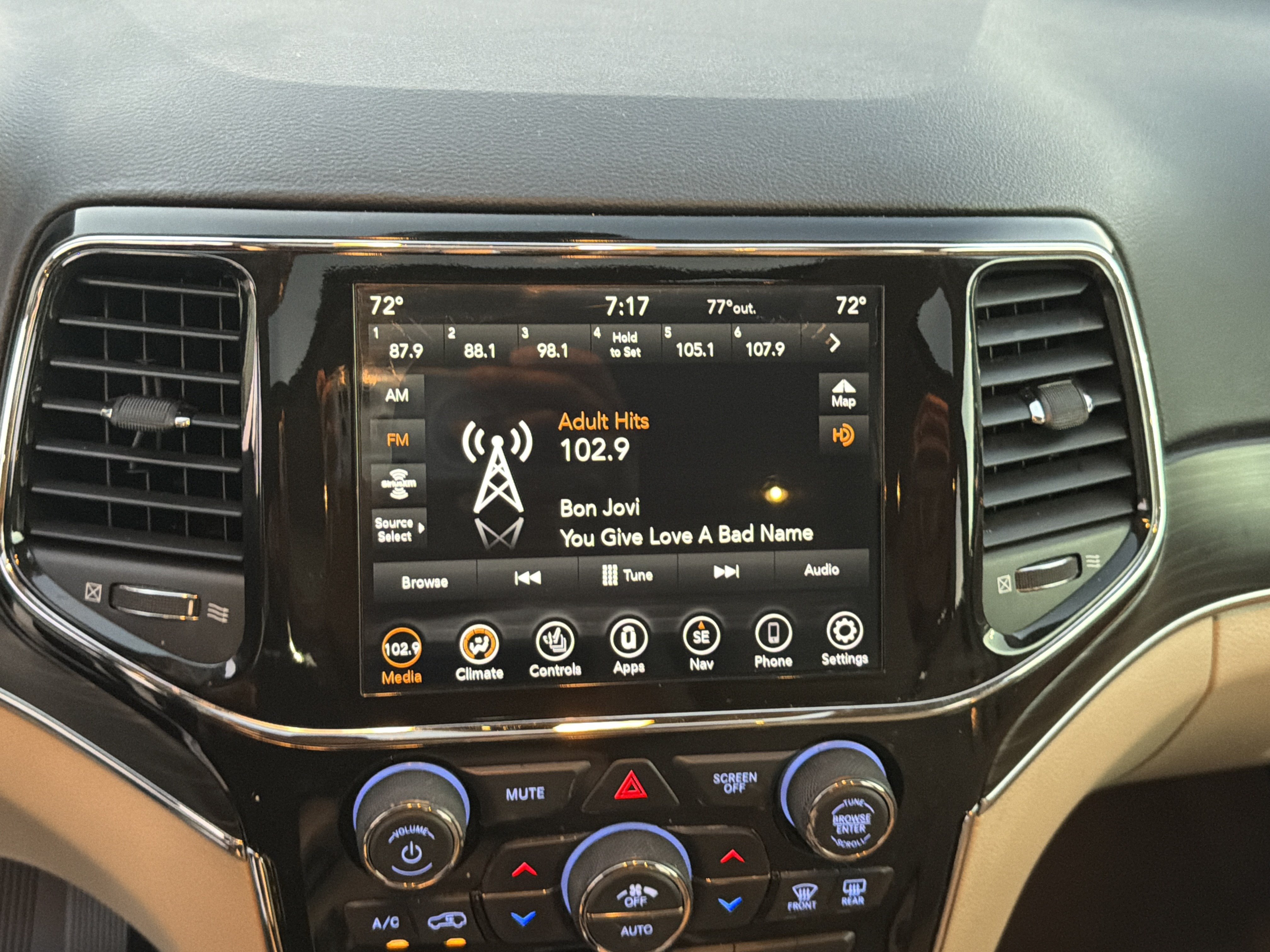 Used 2021 Jeep Grand Cherokee Limited w/ Premium Lighting Group AWD/4WD image 23