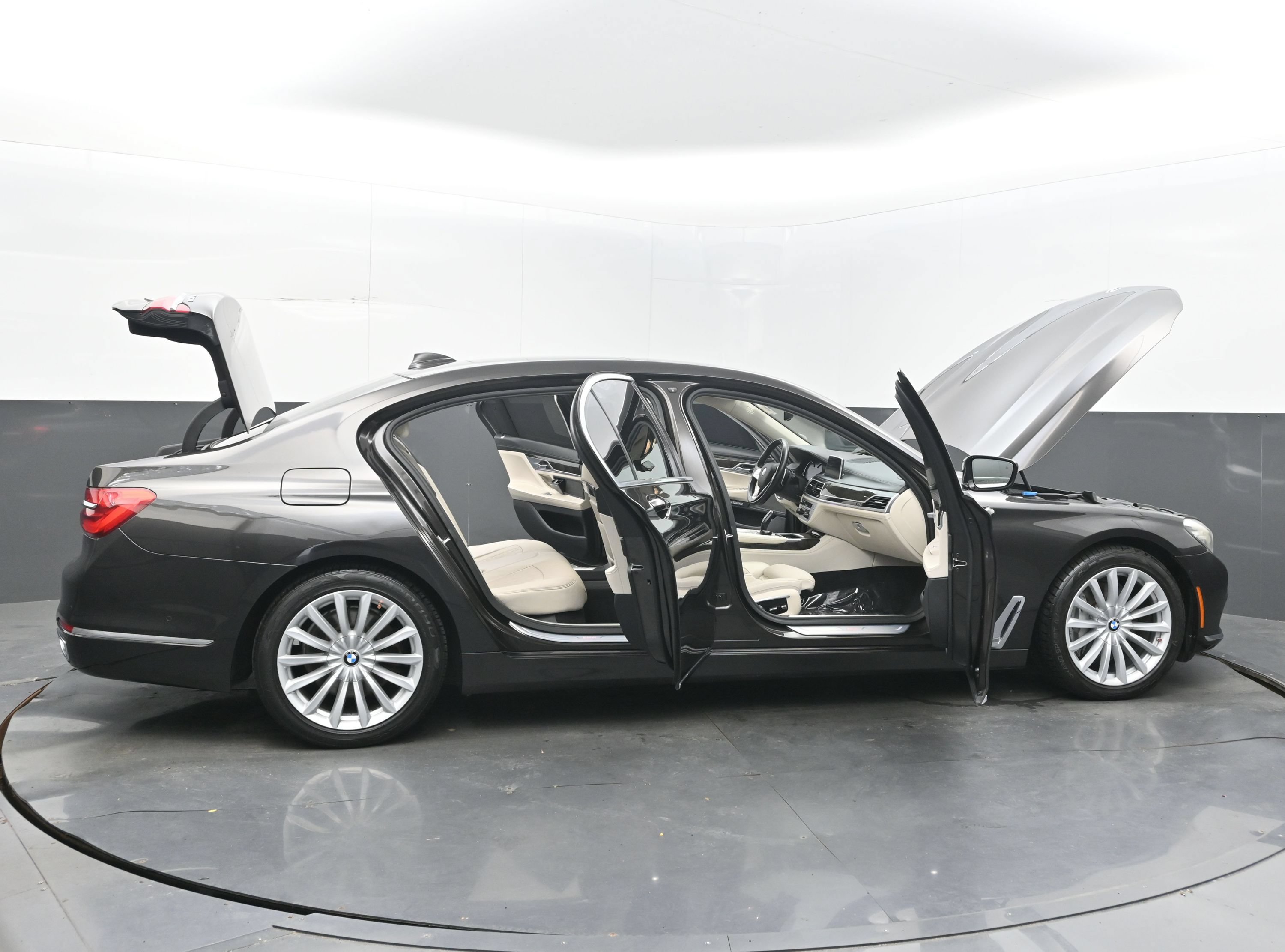 Used 2017 BMW 740i xDrive AWD/4WD image 45