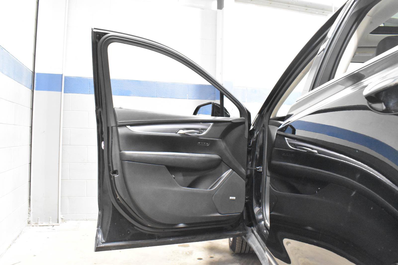 Used 2018 Cadillac XT5 Luxury w/ Driver Awareness Package image 9