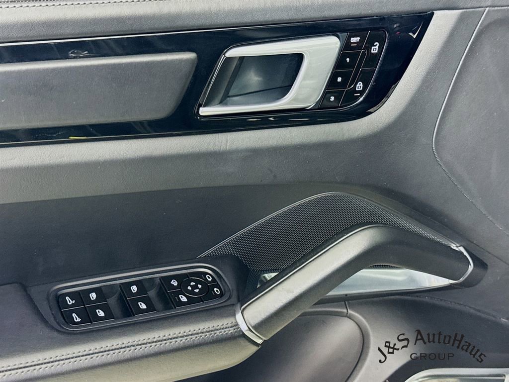 Used 2020 Porsche Cayenne Turbo w/ Assistance Package image 23