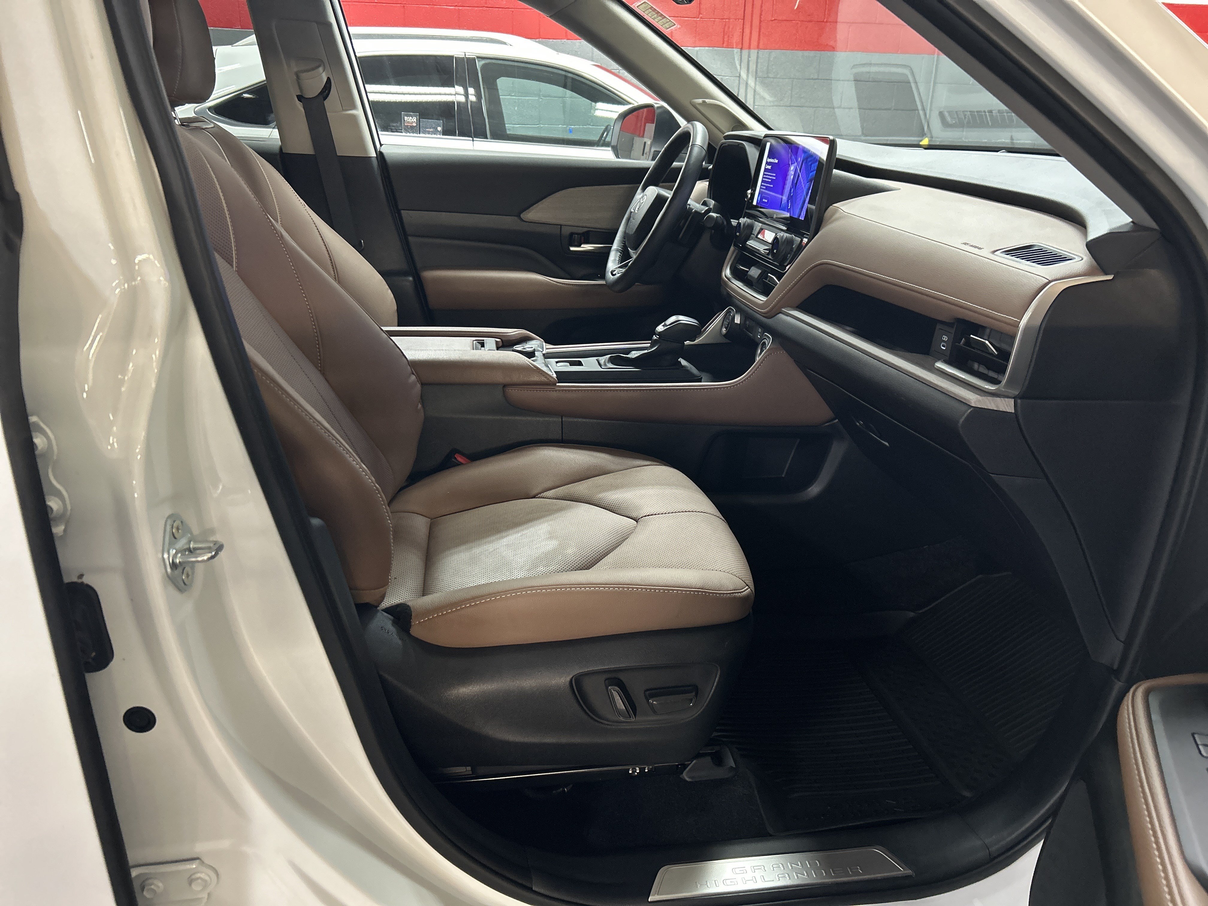 Used 2025 Toyota Grand Highlander AWD image 34