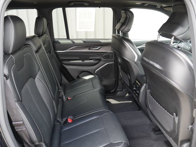 Used 2022 Jeep Grand Cherokee Overland w/ Luxury Tech Group IV AWD/4WD image 27