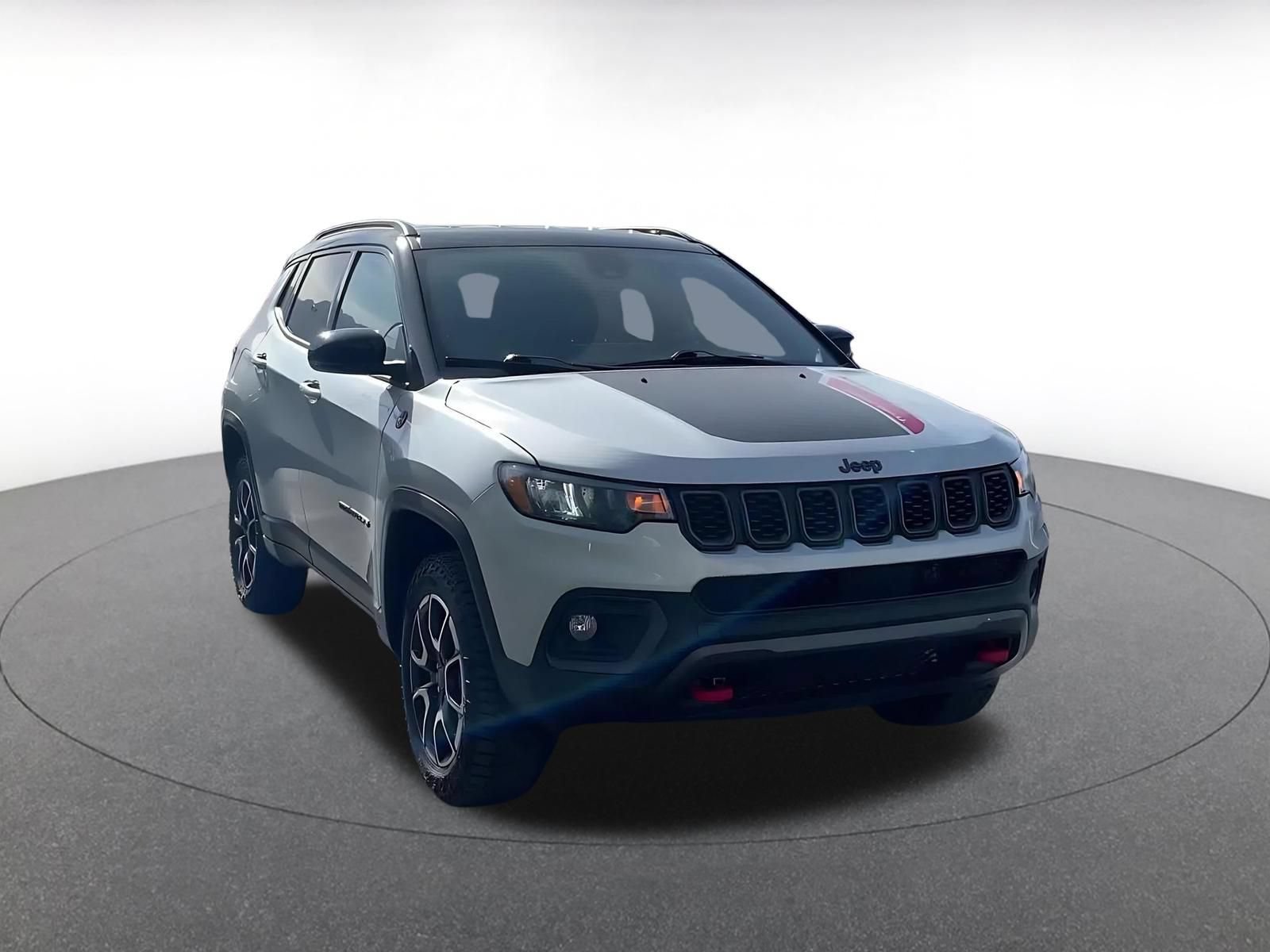 Used 2025 Jeep Compass Trailhawk AWD/4WD image 3