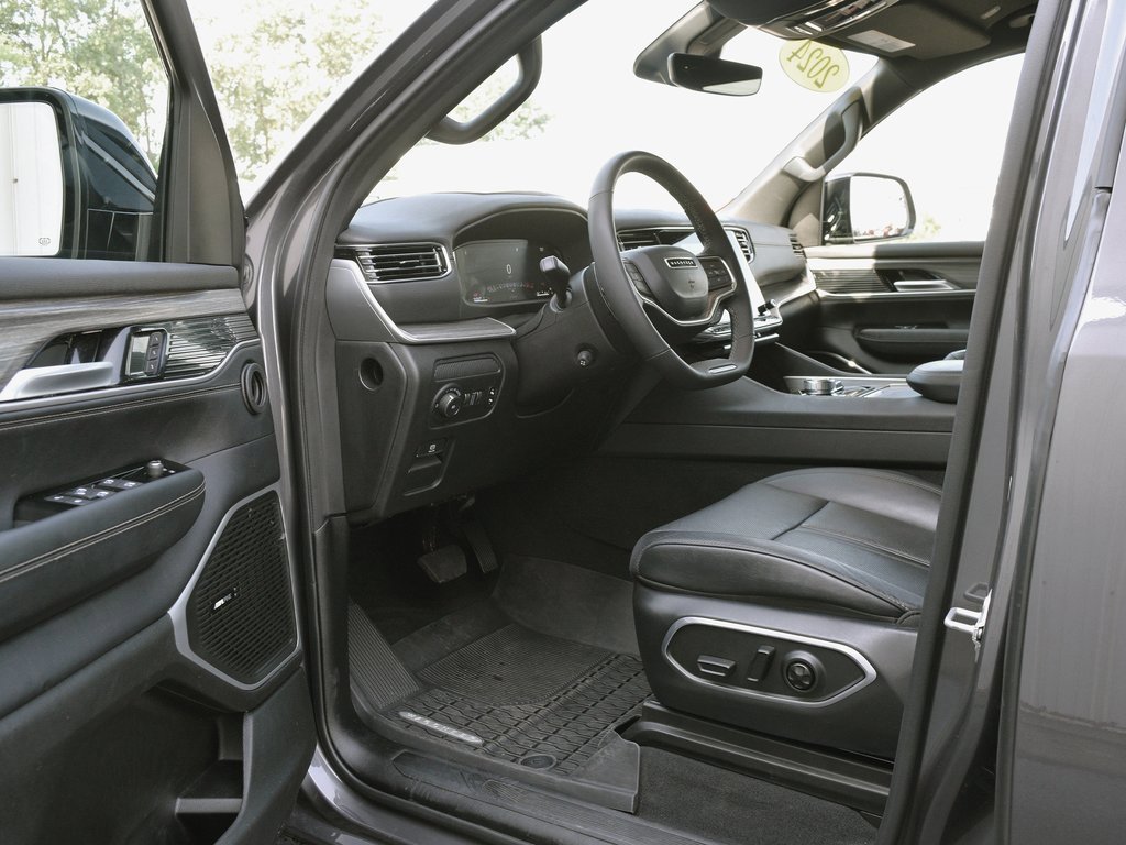 Used 2024 Jeep Wagoneer L Series III w/ Flexible Seating Group image 30