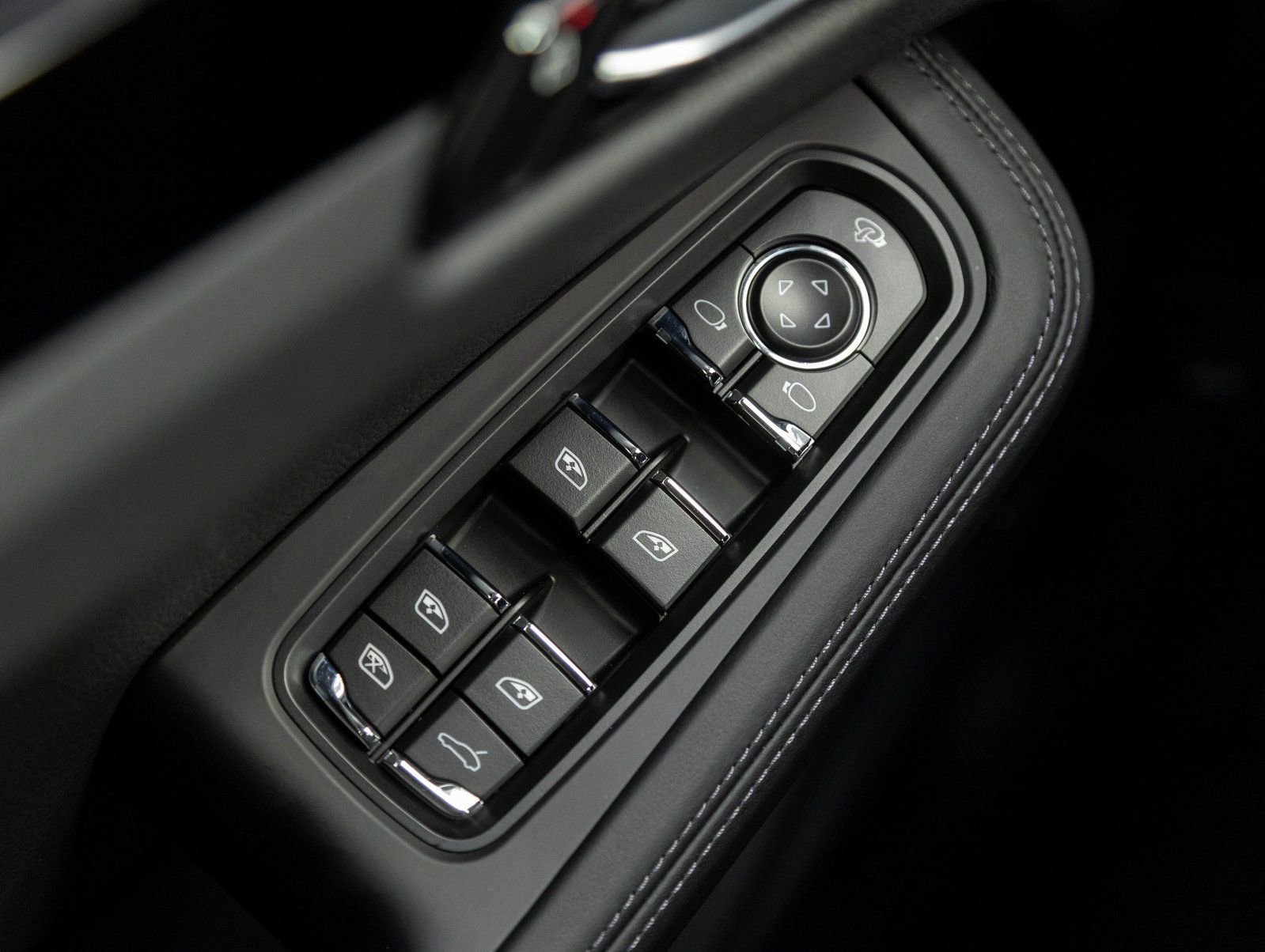 Certified 2025 Porsche Macan S AWD/4WD image 19