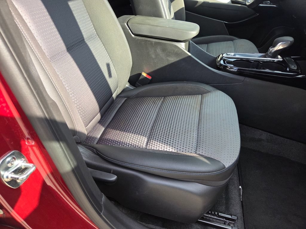 Used 2025 Chevrolet Trax LT w/ LT Convenience Package FWD image 25