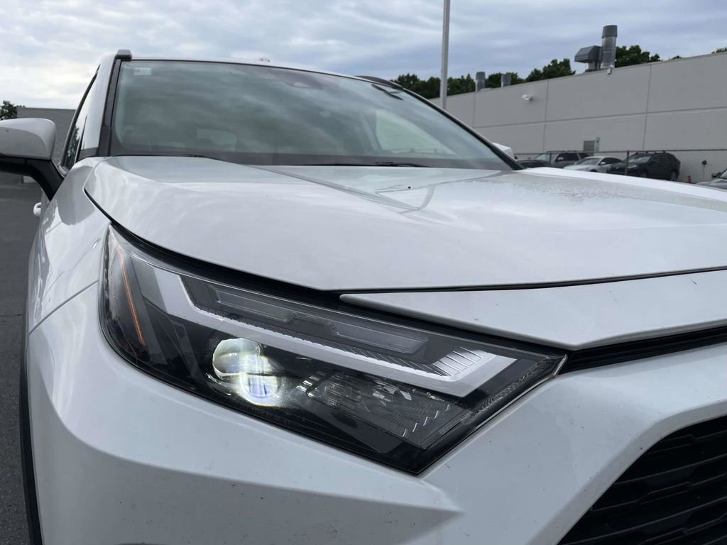 Used 2022 Toyota RAV4 XLE AWD/4WD image 4