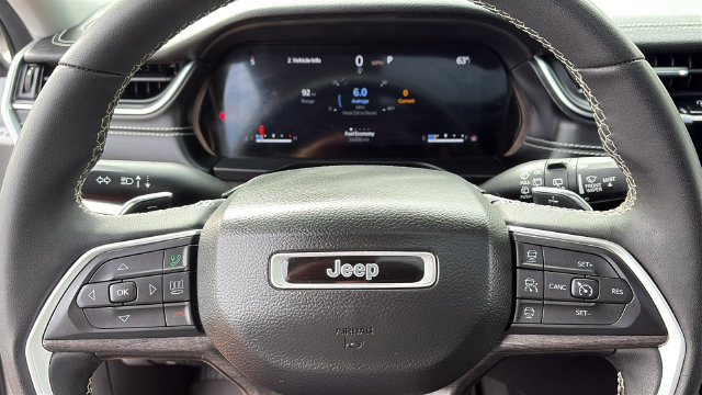 Used 2023 Jeep Grand Cherokee Limited w/ Black Appearance Package AWD/4WD image 12