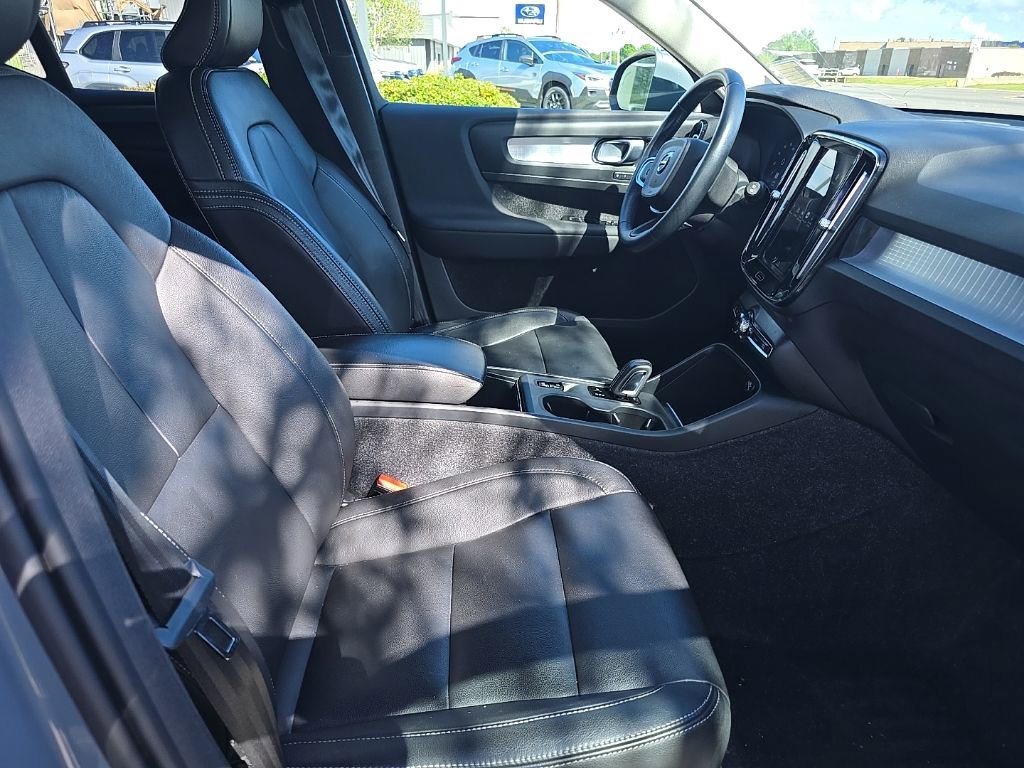 Used 2021 Volvo XC40 T5 Momentum image 29