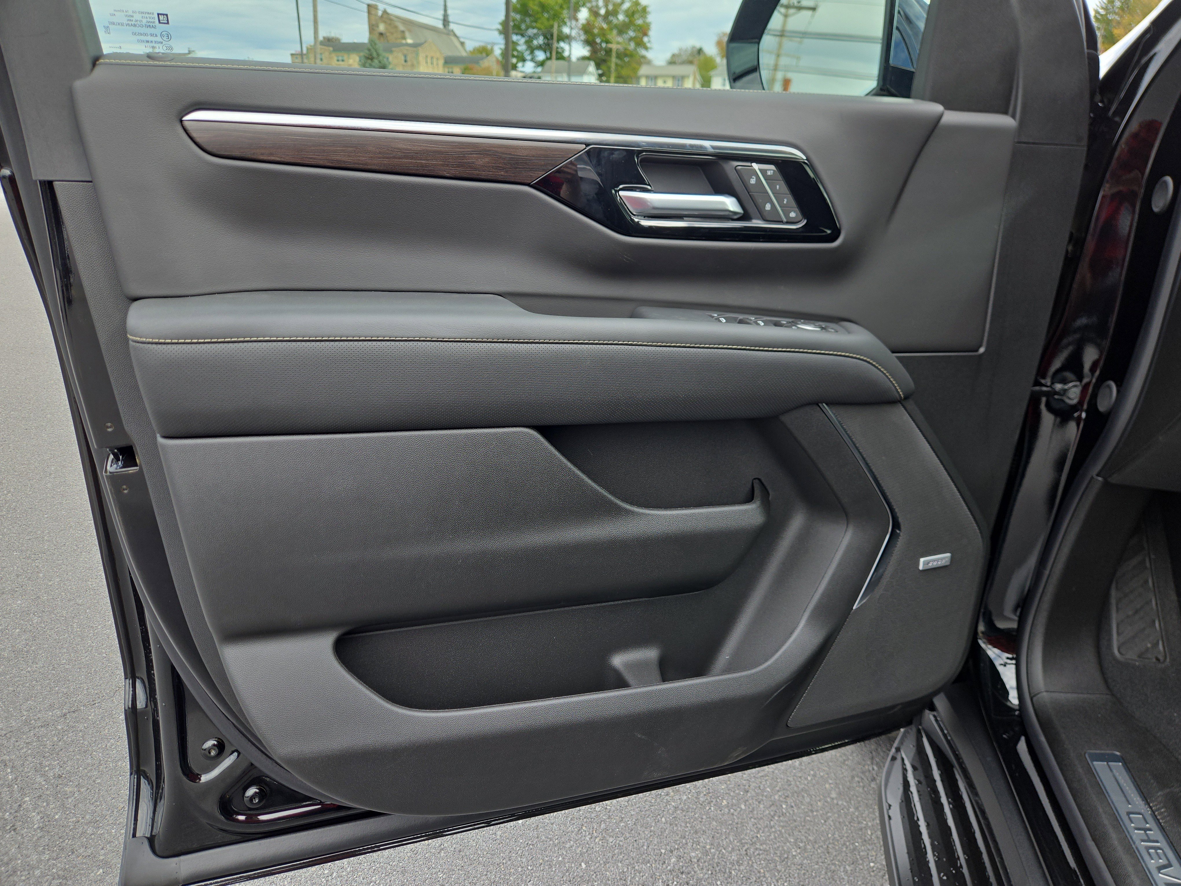 New 2026 Chevrolet Suburban Premier image 16