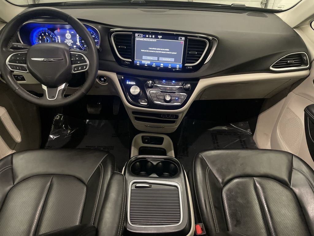 Used 2023 Chrysler Pacifica Touring-L FWD image 13