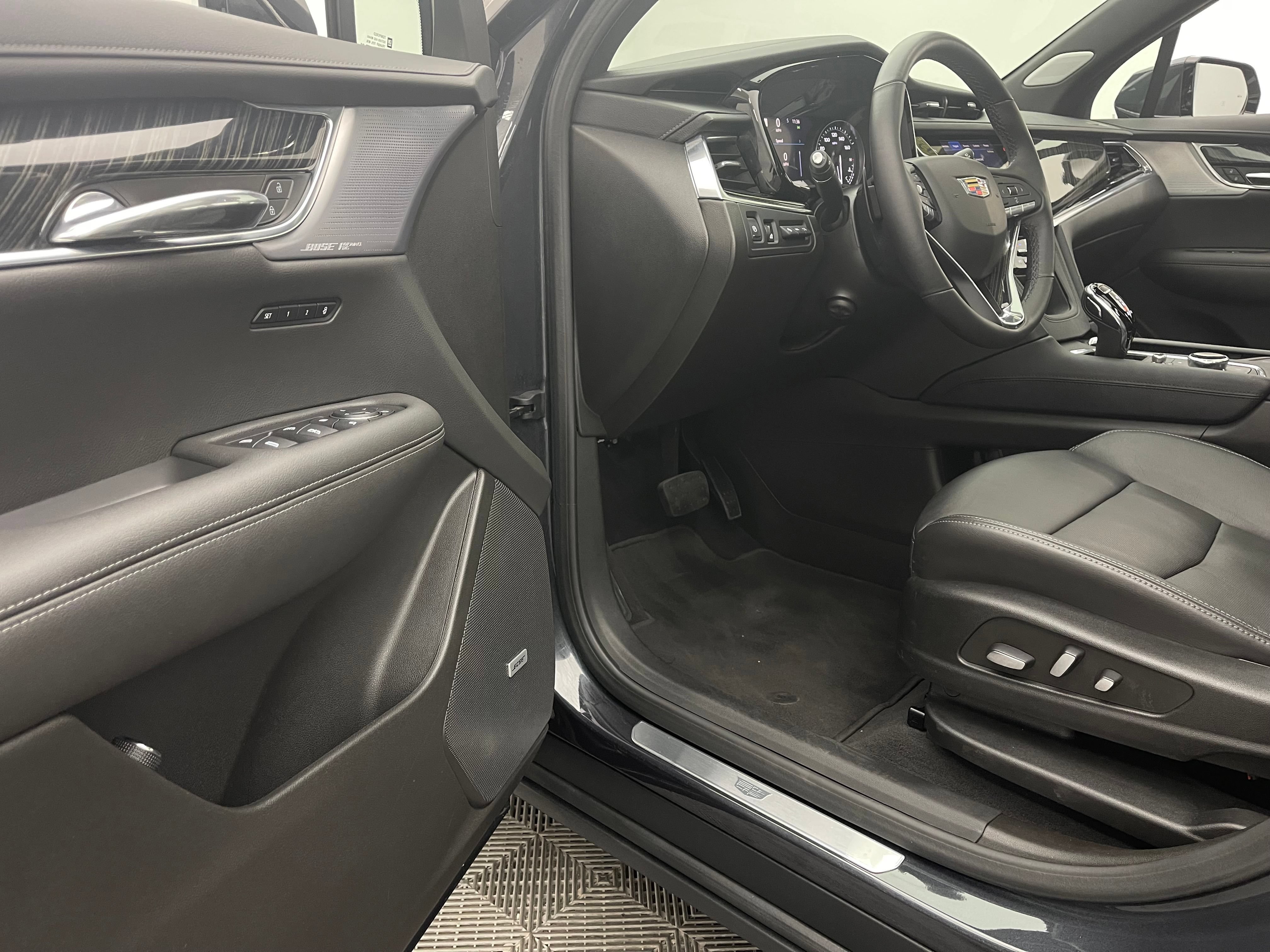 Used 2023 Cadillac XT6 Premium Luxury w/ Technology Package AWD/4WD image 18