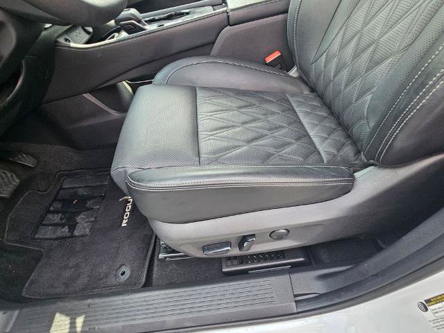 Certified 2025 Nissan Rogue Platinum w/ Platinum Premium Package FWD image 17