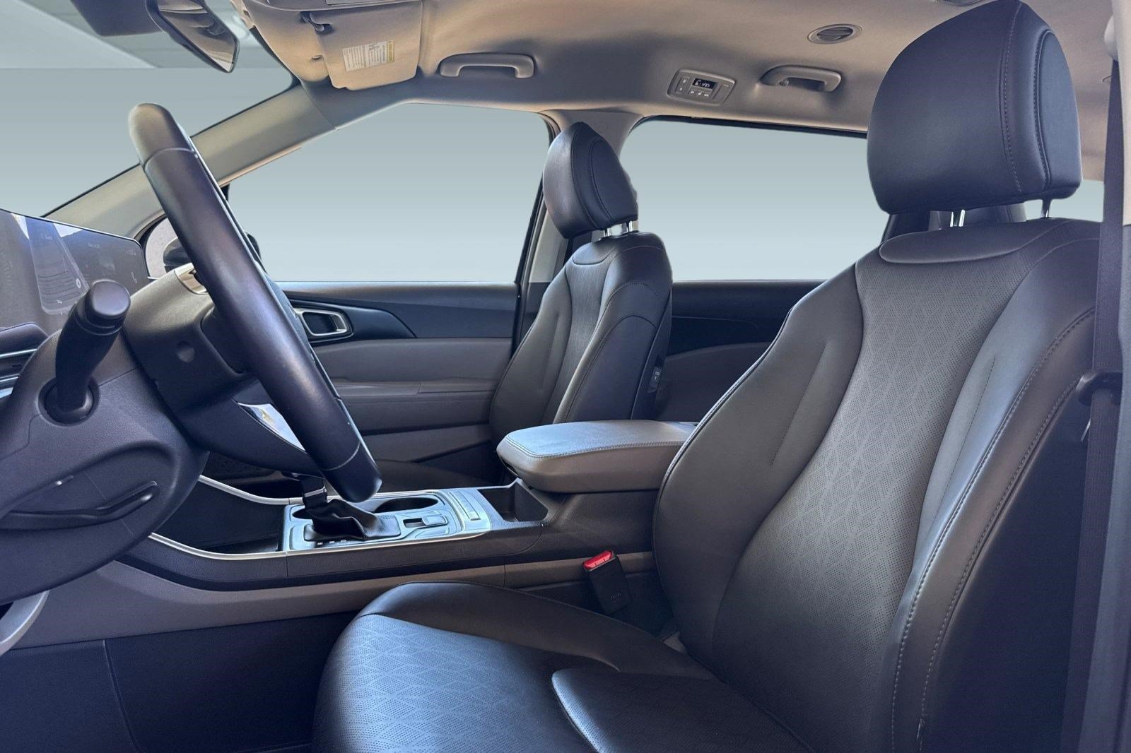 Used 2026 Kia Carnival FWD image 5