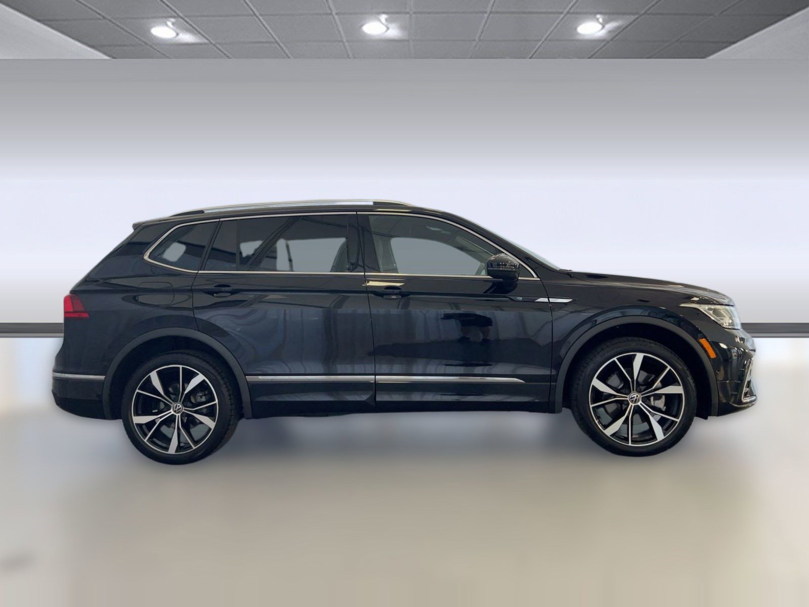 Certified 2023 Volkswagen Tiguan SEL R-Line image 8