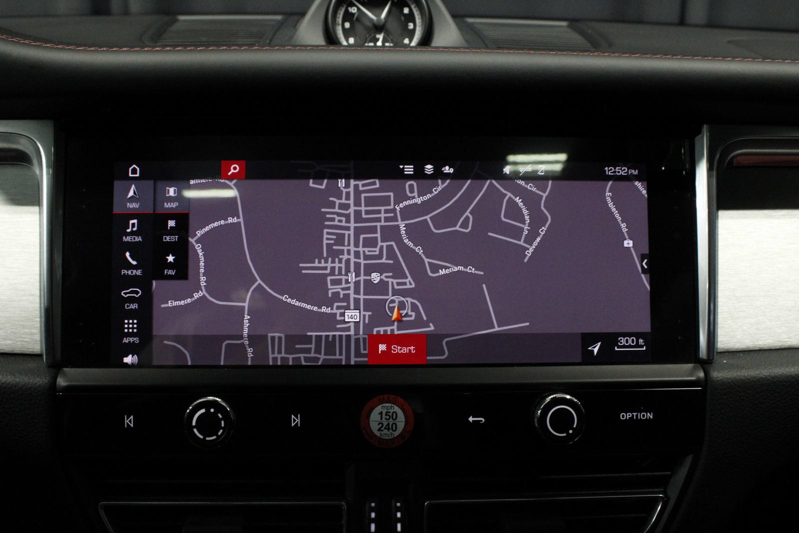 Certified 2025 Porsche Macan AWD/4WD image 27