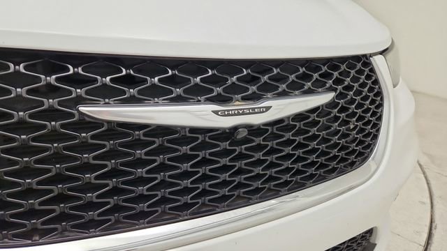 Used 2022 Chrysler Pacifica Touring-L image 12