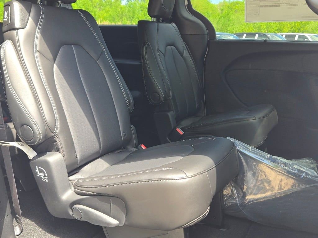 New 2027 Chrysler Pacifica Select AWD/4WD image 9