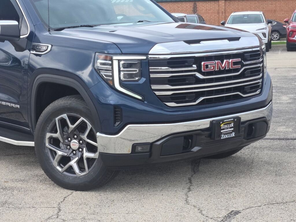 Used 2022 GMC Sierra 1500 SLT w/ SLT Convenience Package AWD/4WD image 2
