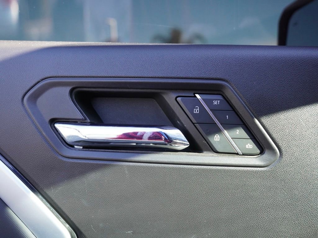 Used 2023 Chevrolet Colorado Z71 w/ Z71 Convenience Package 2 image 11