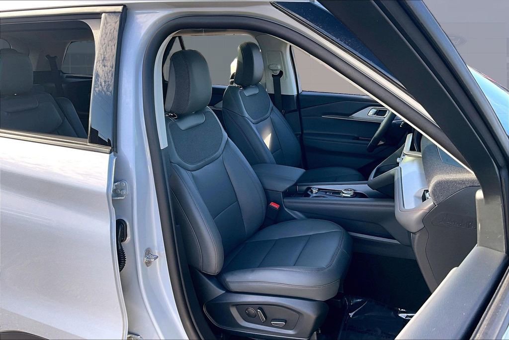 New 2026 Ford Explorer Active w/ Active Comfort Package image 12