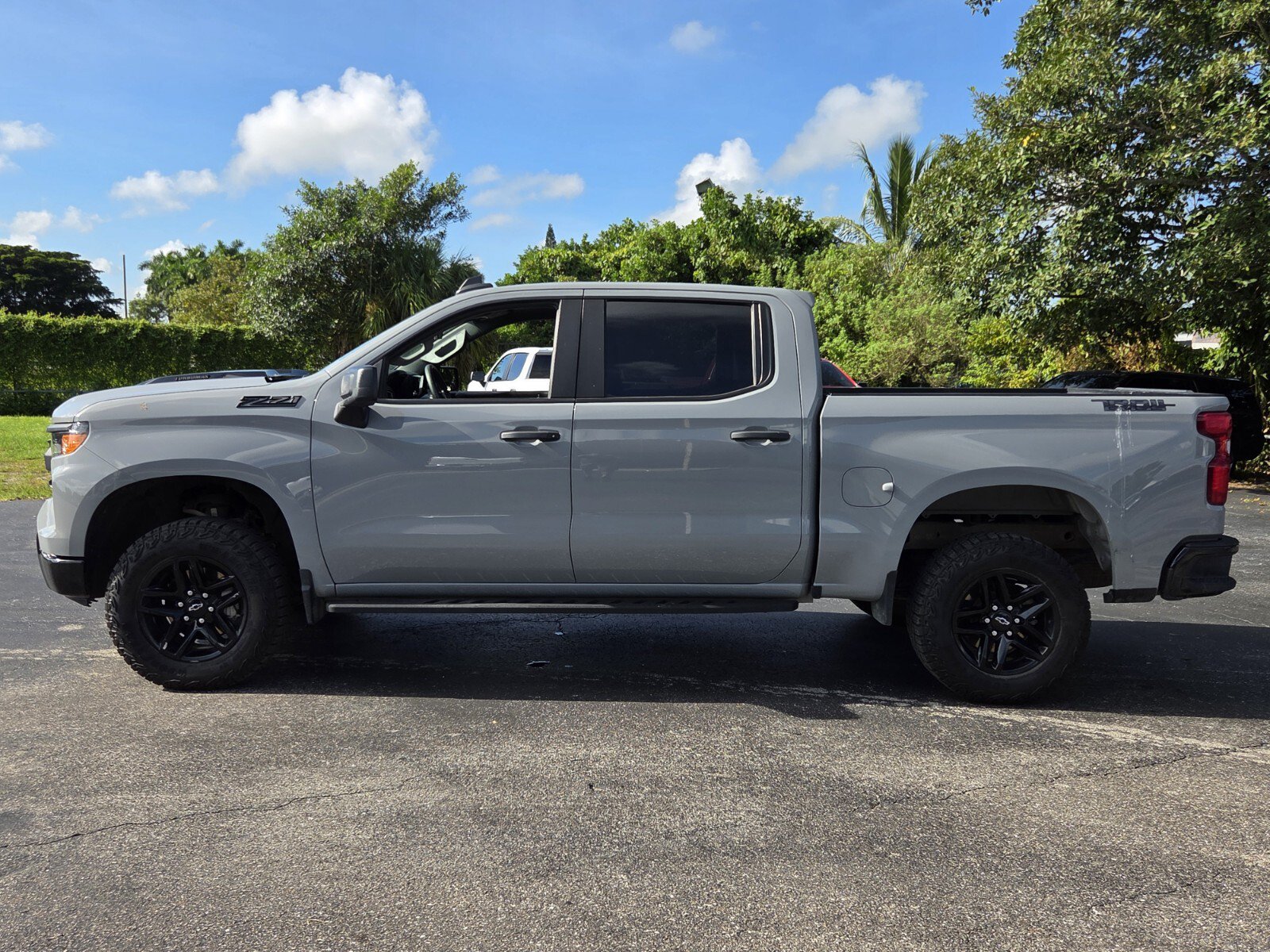 Used 2025 Chevrolet Silverado 1500 Custom Trail Boss w/ Dark Appearance Package AWD/4WD image 2
