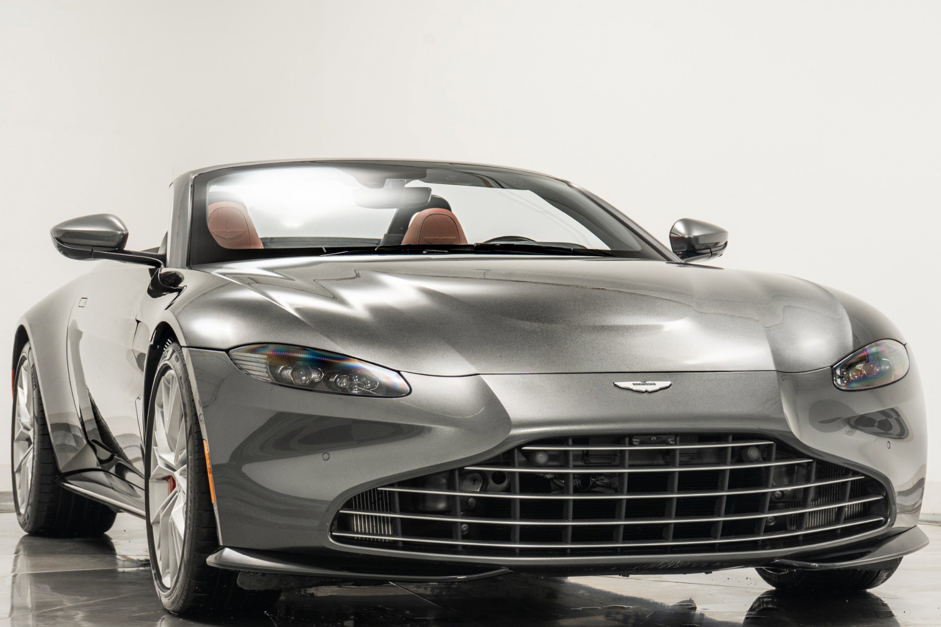 Used 2022 Aston Martin V8 Vantage Roadster image 3