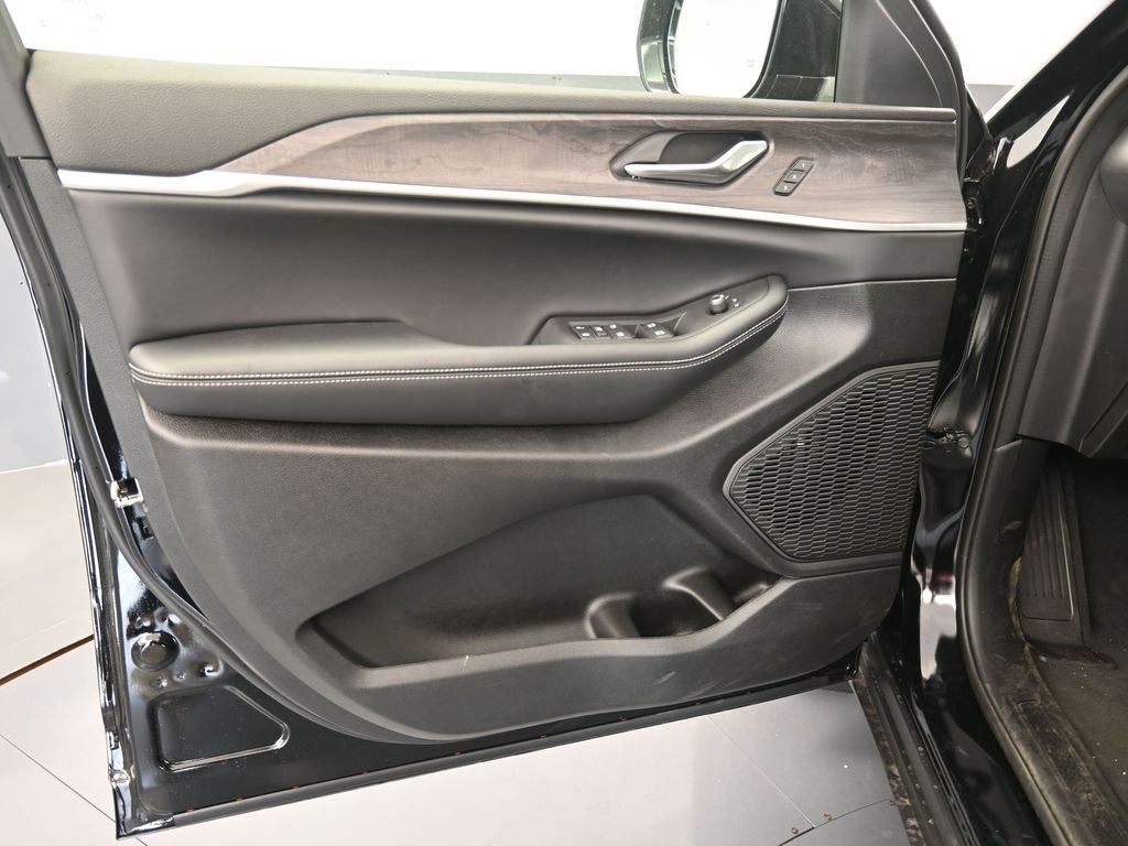 New 2025 Jeep Grand Cherokee Limited w/ Trailer Tow Package image 19