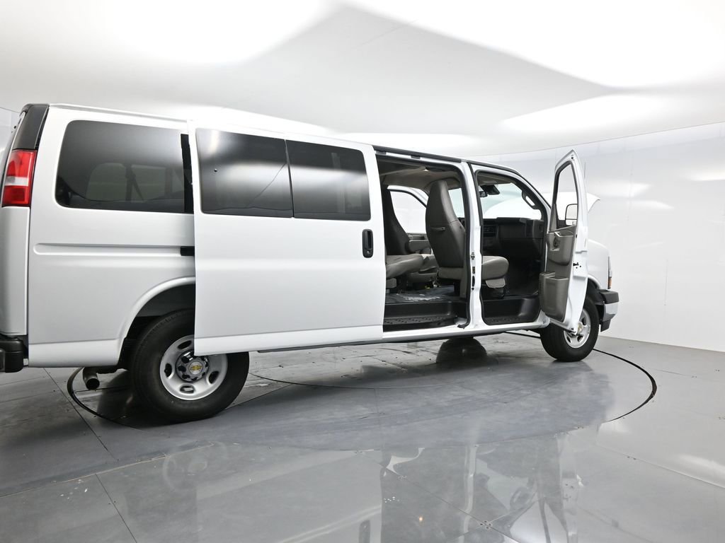Used 2025 Chevrolet Express 3500 LT w/ LT Preferred Equipment Group RWD image 4