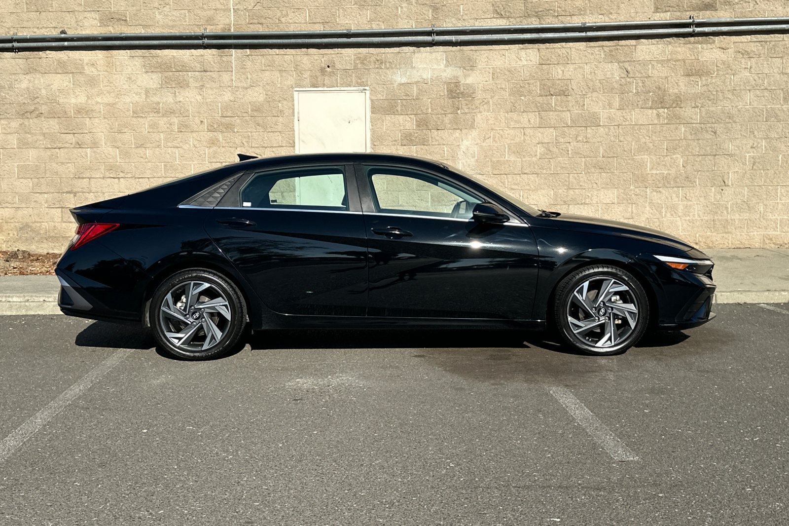 Used 2024 Hyundai Elantra Limited FWD image 2