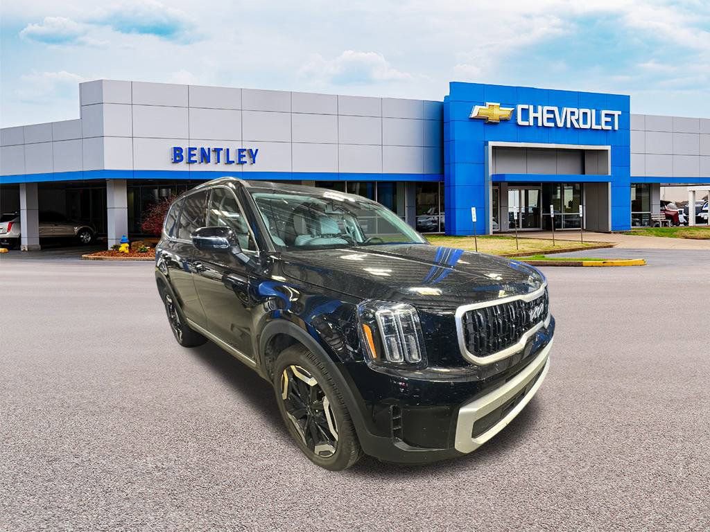 Used 2025 Kia Telluride EX w/ EX Captain's Chair Package image 2