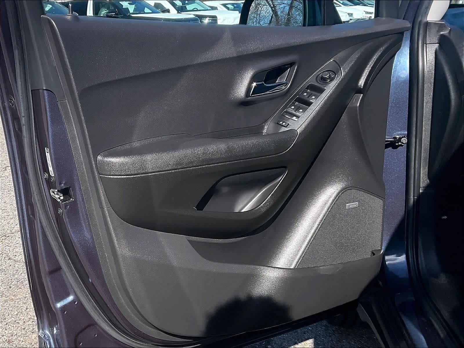 Used 2019 Chevrolet Trax LT w/ Sun & Sound Package image 8