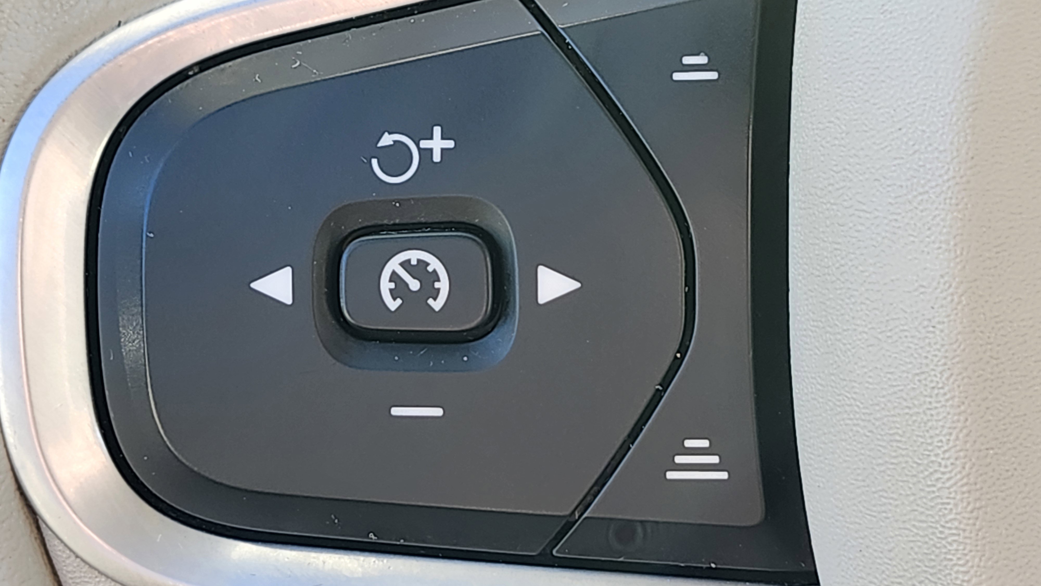 Used 2021 Volvo S60 T5 Momentum image 34