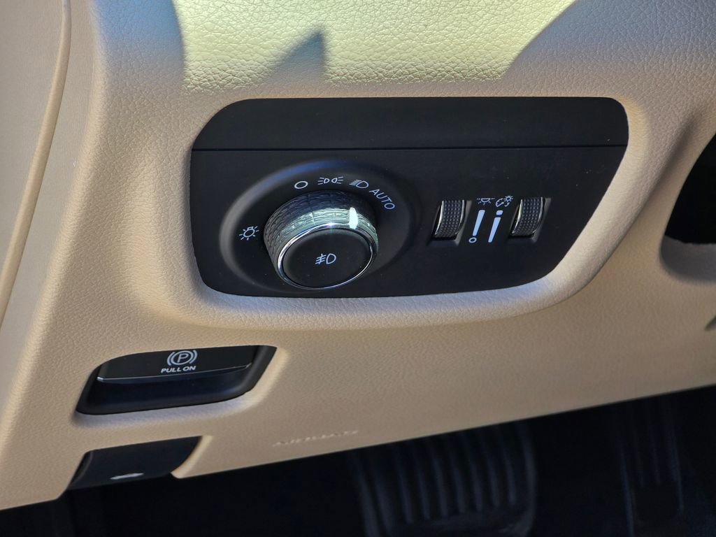 Used 2025 Jeep Grand Cherokee Limited AWD/4WD image 38