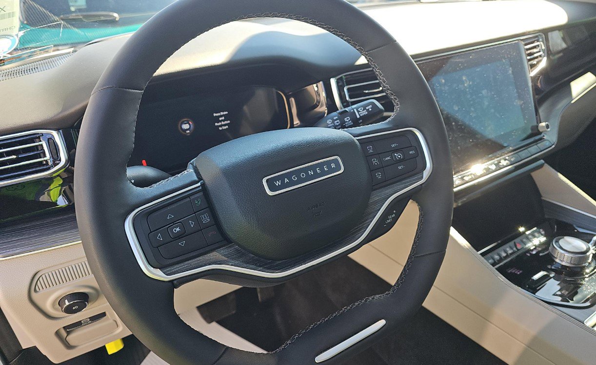 Used 2024 Jeep Wagoneer L Series III w/ Premium Group I AWD/4WD image 8