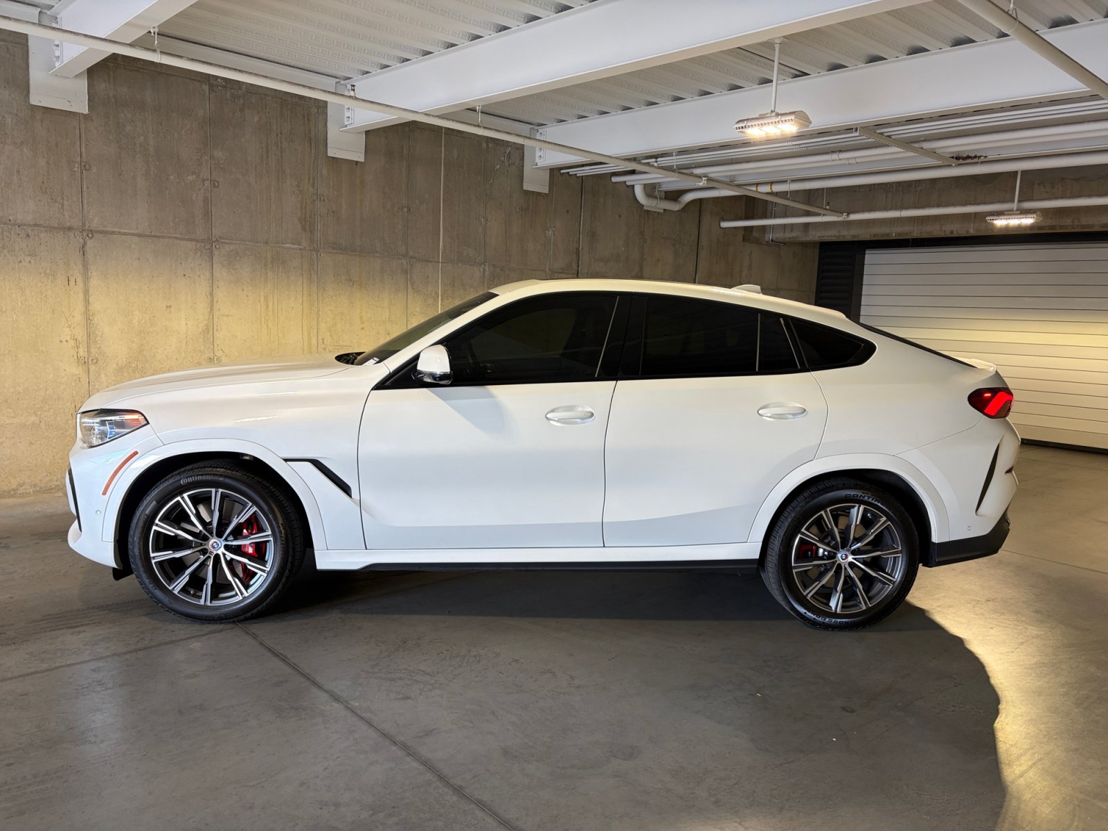 Used 2022 BMW X6 M50i w/ Executive Package AWD/4WD image 2
