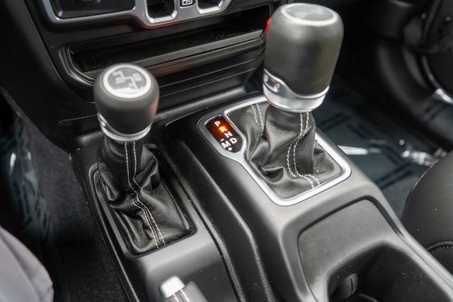 Used 2023 Jeep Wrangler Unlimited Sahara w/ Cold Weather Group AWD/4WD image 27