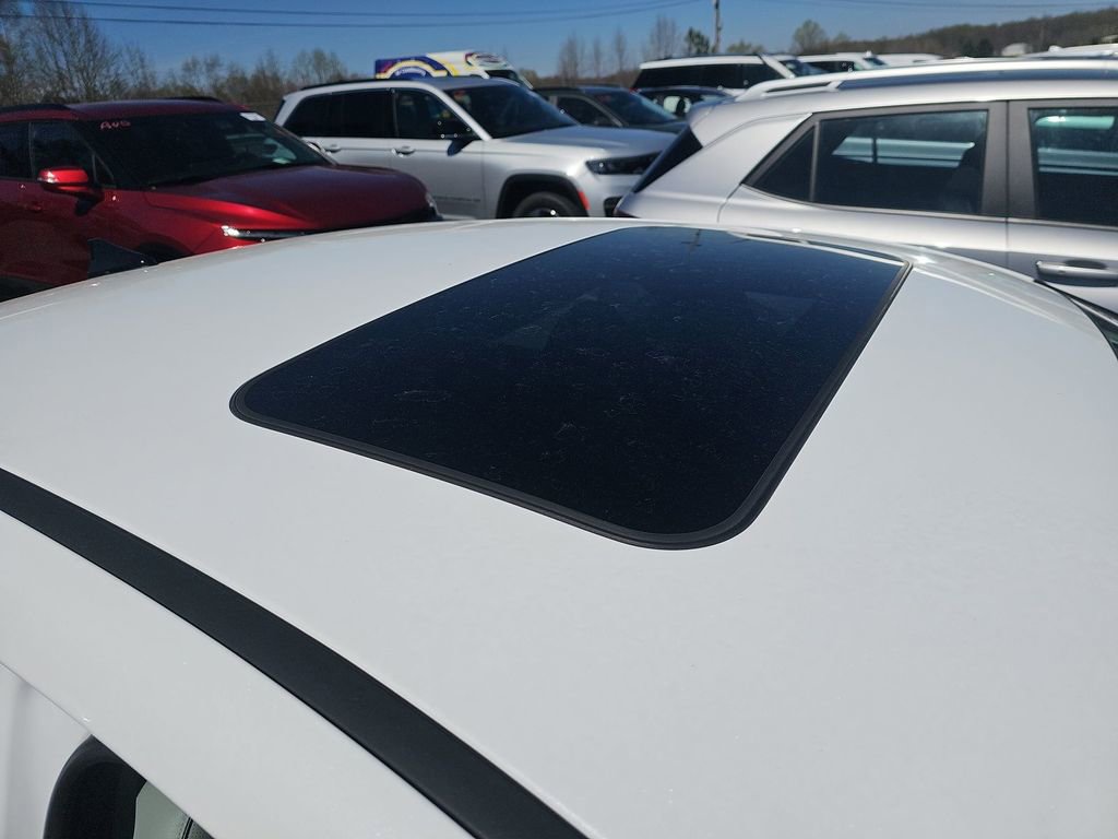 Used 2025 Hyundai Elantra Limited FWD image 5