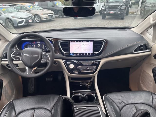 Used 2023 Chrysler Pacifica Limited image 3